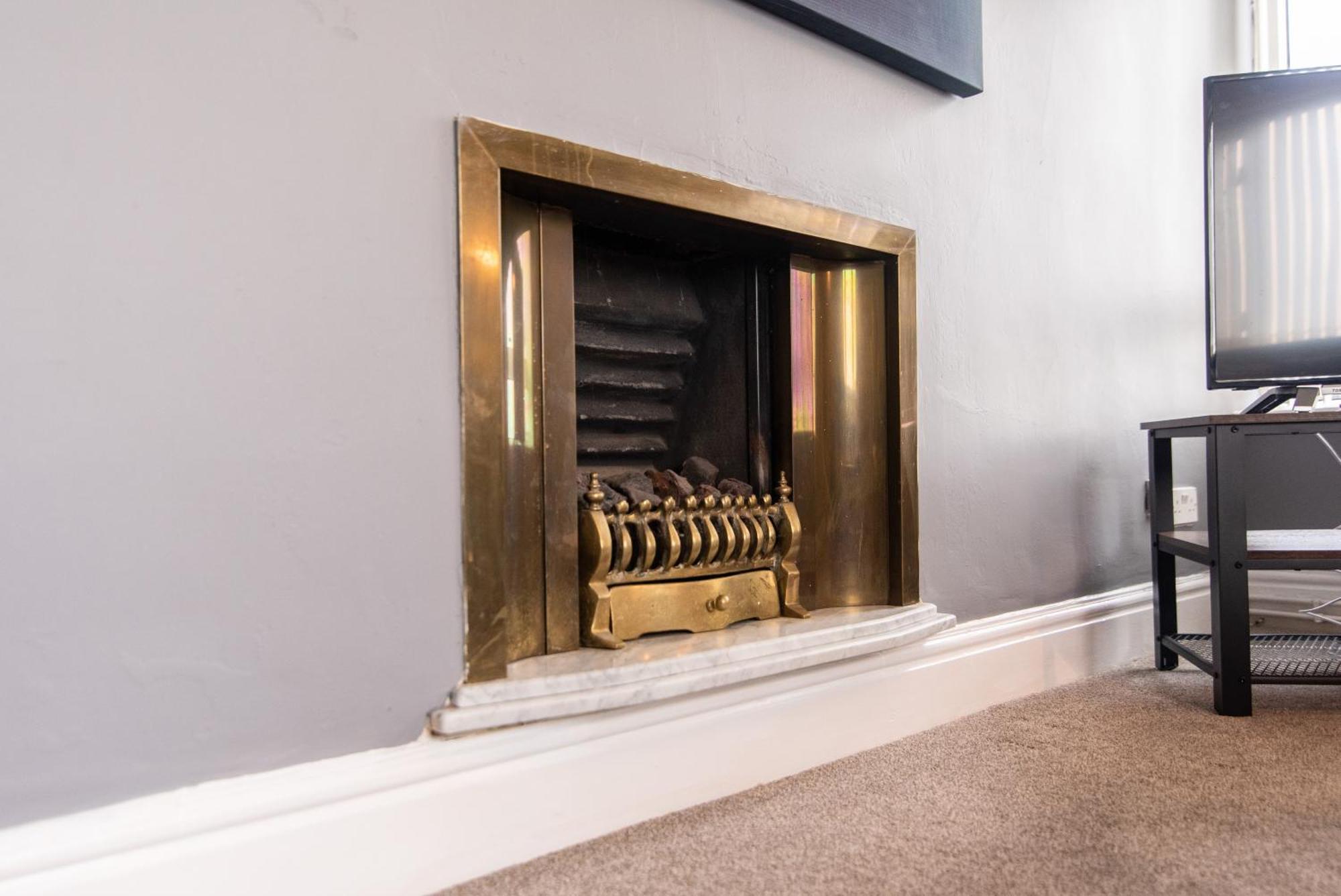 3 Bed Apartment - Perfect For Contractors Near Liverpool Airport Hale  Eksteriør billede