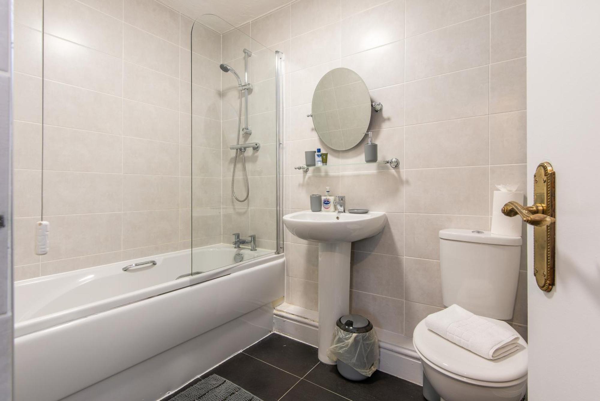 3 Bed Apartment - Perfect For Contractors Near Liverpool Airport Hale  Eksteriør billede